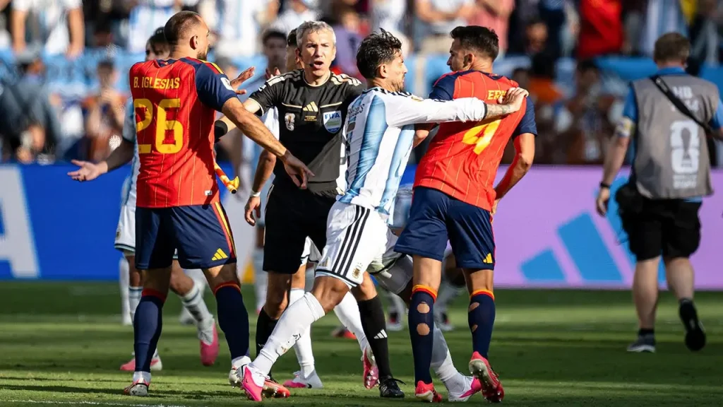 Vitória da Espanha na Copa é marcada por briga e expulsão de Paredes