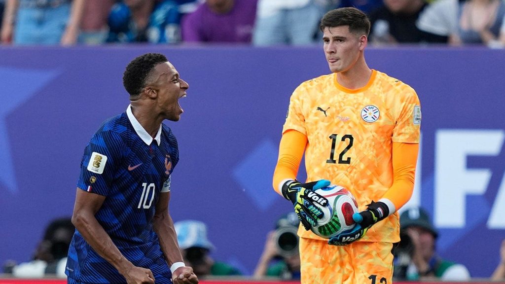 Mbappé provoca torcida e se envolve em confusão com goleiro do Paraguai após vitória da França