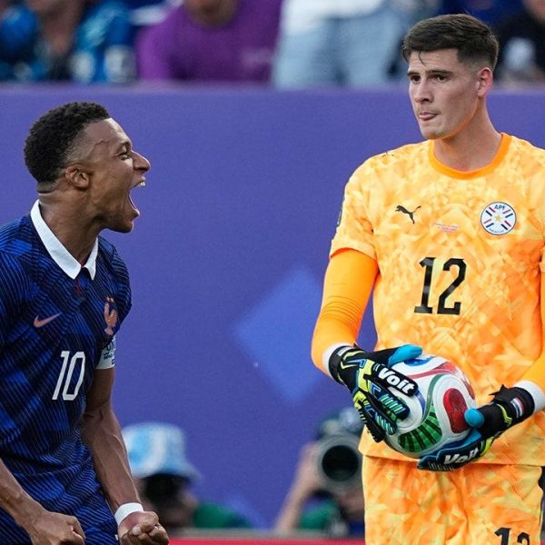 Mbappé provoca torcida e se envolve em confusão com goleiro do Paraguai após vitória da França