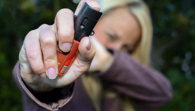Promotora critica projeto que libera spray de pimenta para mulheres e alerta para riscos