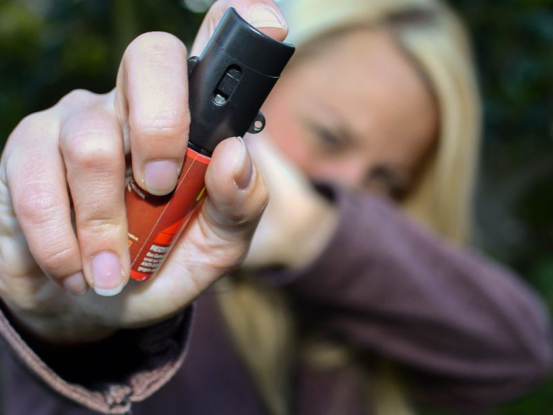 Promotora critica projeto que libera spray de pimenta para mulheres e alerta para riscos