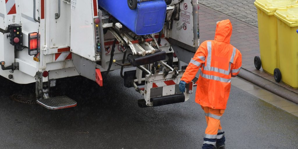 Gari é atropelado por motorista embriagado em SP e coleta de lixo é suspensa na zona norte
