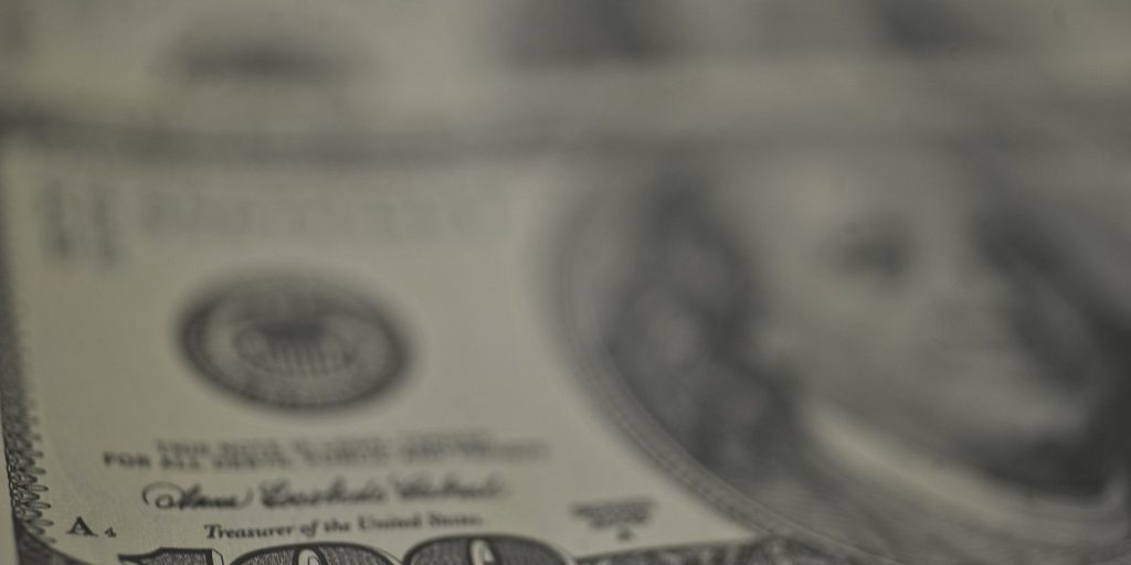 Dólar fecha em leve queda, Ibovespa recua e petróleo dispara mais de 5% com tensão entre EUA e Irã