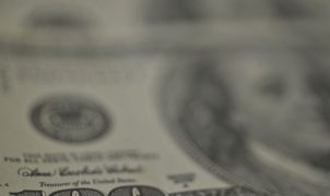 Dólar fecha em leve queda, Ibovespa recua e petróleo dispara mais de 5% com tensão entre EUA e Irã