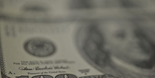 Dólar fecha em leve queda, Ibovespa recua e petróleo dispara mais de 5% com tensão entre EUA e Irã
