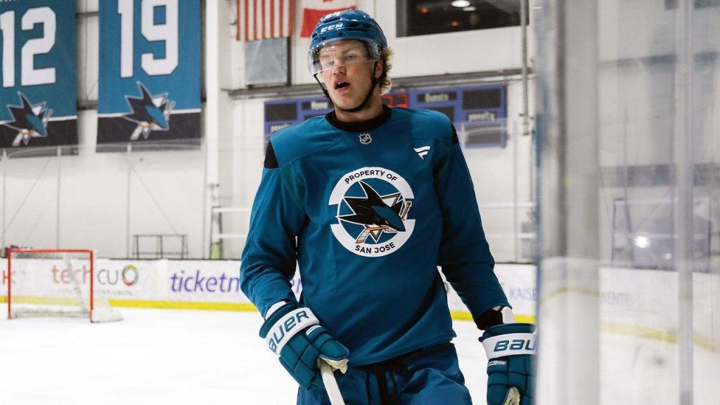 Gigante de 2,16 m, Alexander Karmanov impressiona em primeiro jogo como prospecto do San Jose Sharks