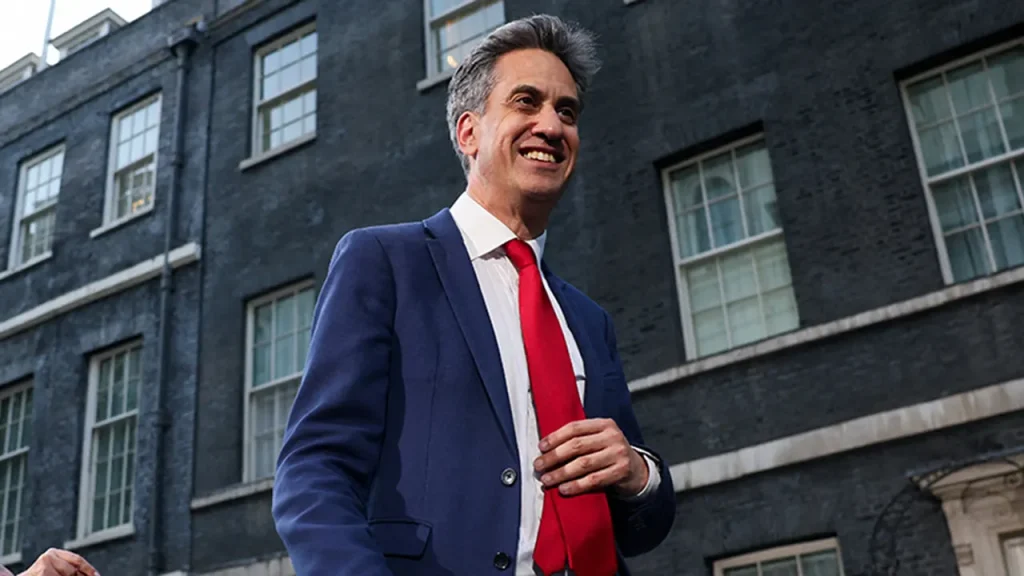 Aliados de Trump criticam nomeação de Ed Miliband como chanceler britânico e alertam para risco à relação especial