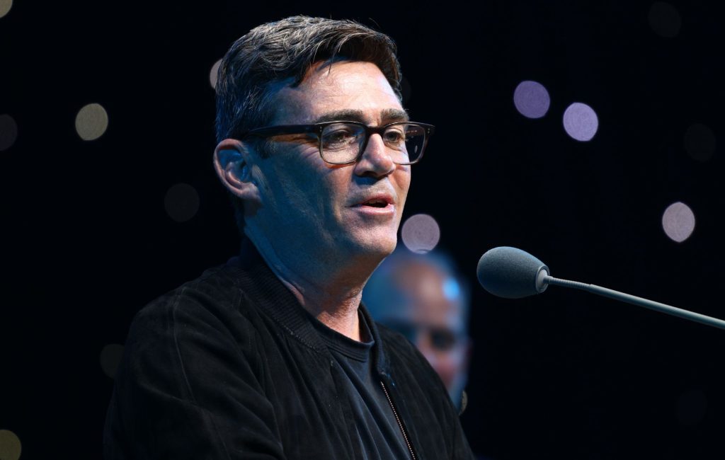 Andy Burnham elege Oasis como banda favorita em ranking cego; futuro premiê britânico também inclui Elbow, Courteeners e The Smiths