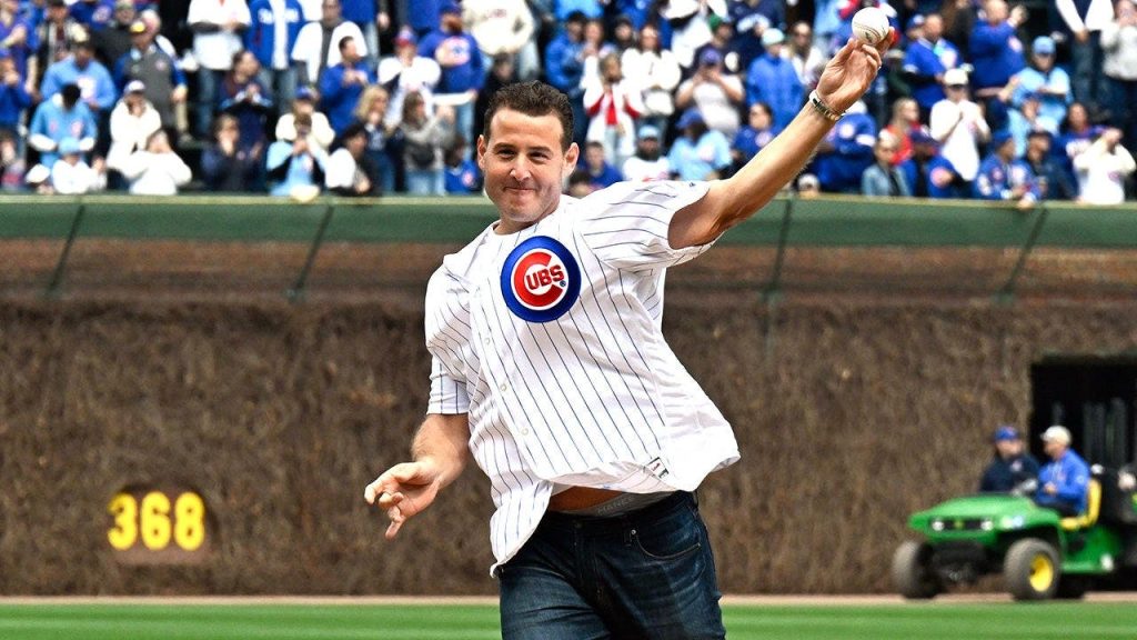 Anthony Rizzo repete façanha improvável: ex-Cub pega bola de home run nas arquibancadas do Wrigley Field pela segunda vez