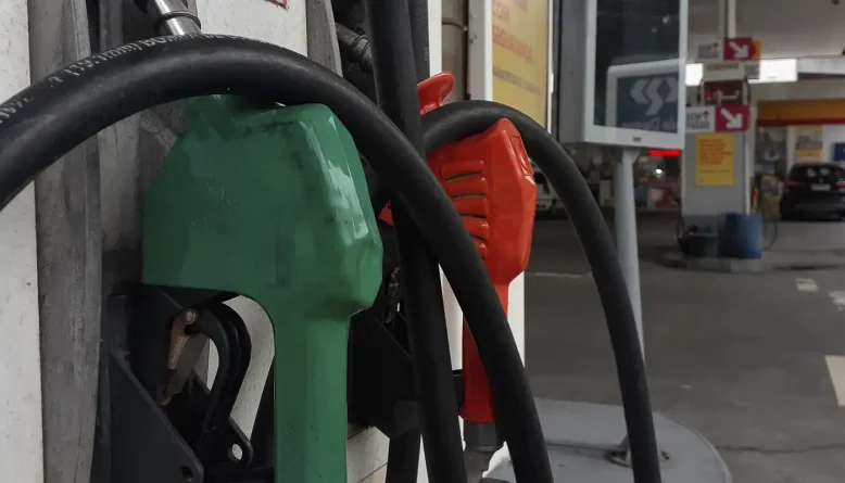 Aumento do etanol na gasolina para 32% deve reduzir preço em R$ 0,03, afirma ministro
