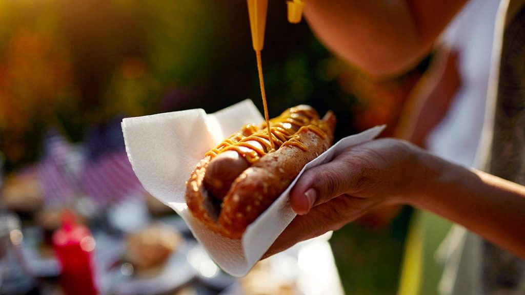Dia Nacional do Cachorro-Quente: redes de fast-food e postos oferecem promoções nesta terça-feira (15)