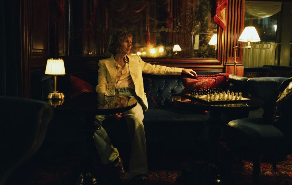 Beck anuncia novo álbum Ride Lonesome e lança a faixa In The Night