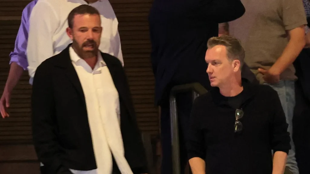 Ben Affleck sai para jantar com amigo de longa data e colaborador Sean Bailey em Los Angeles