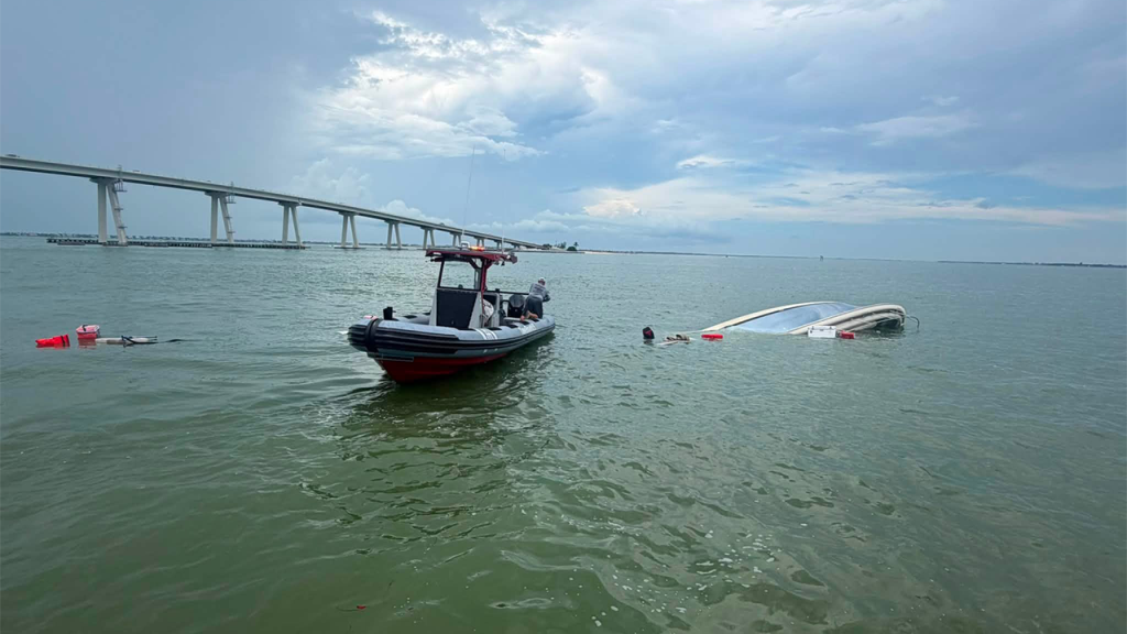 Guarda Costeira resgata oito pessoas, incluindo bebê e criança, após barco virar na Flórida