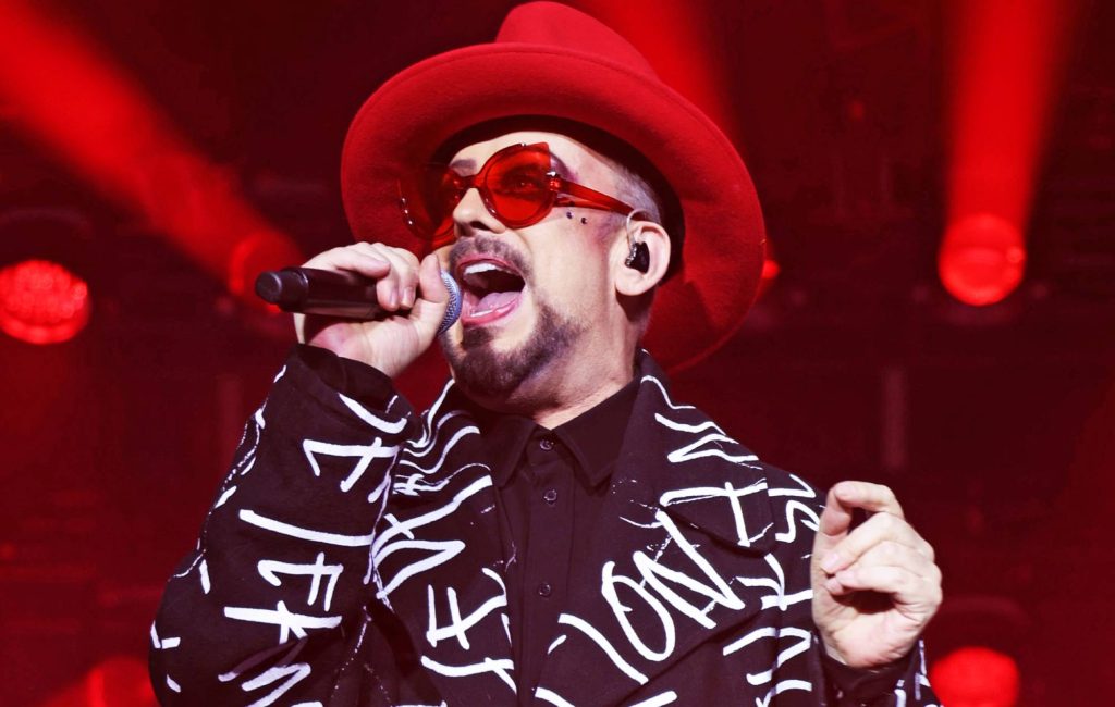 Boy George lança música em apoio a Israel e critica artistas pró-Palestina