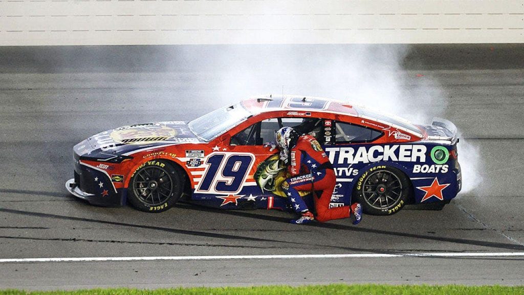 NASCAR winner’s pro-America message will make the left fume, Bubba Wallace’s Fourth of July memo & fans fight!