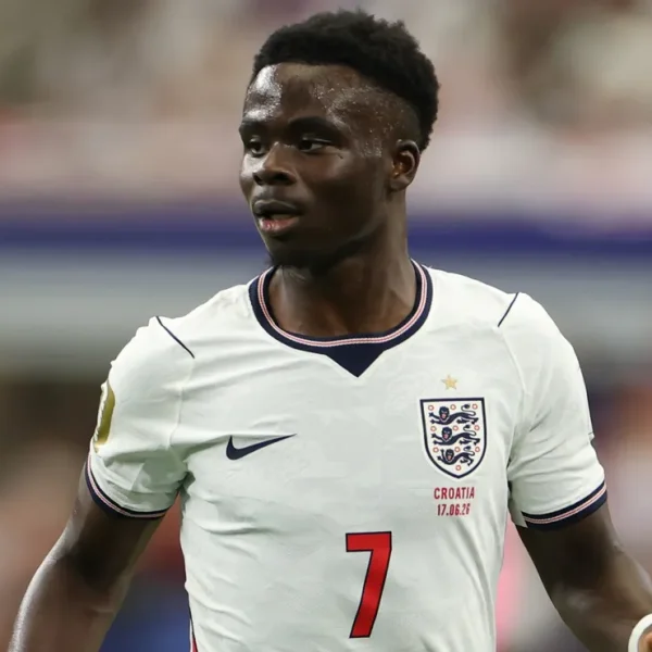 Por que Bukayo Saka não é titular pela Inglaterra contra a Argentina na Copa do Mundo de 2026?