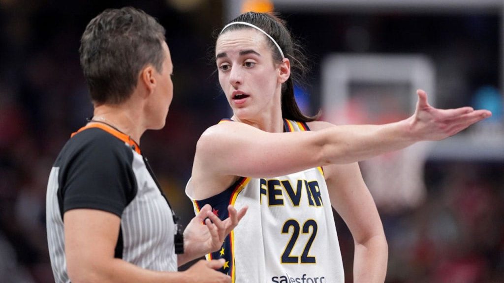 Caitlin Clark cobra árbitros em tempo integral na WNBA após falhas recorrentes na arbitragem em 2026