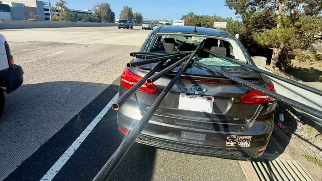 Motorista escapa por pouco após canos de metal atravessarem carro em rodovia da Califórnia