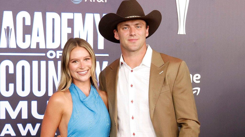 Brock Bowers pede a namorada em casamento e coloca aliança no dedo de influenciadora antes da temporada da NFL