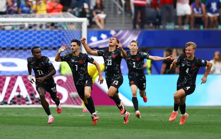Stephen Eustaquio comemora com seus companheiros de equipe após marcar o gol da vitória do Canadá contra a África do Sul 
28 de junho de 2026
REUTERS/Matthew Childs