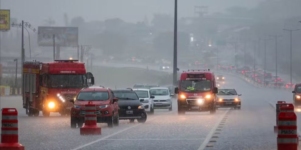 Defesa Civil emite alerta de temporal com raios, granizo e alagamentos em Santa Catarina