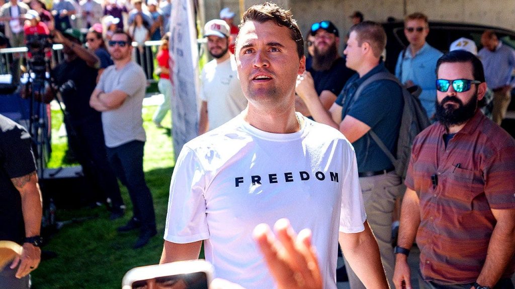 Novas imagens de vigilância mostram perseguição e execução de Charlie Kirk em Utah; defesa contesta provas