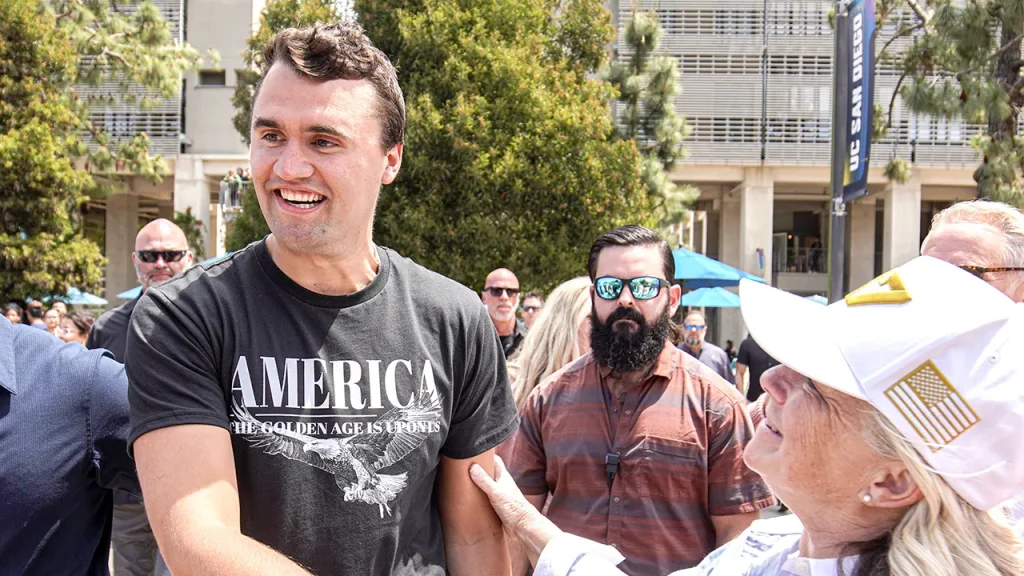 Artista italiano erguerá estátua de Charlie Kirk na Times Square no aniversário de sua morte