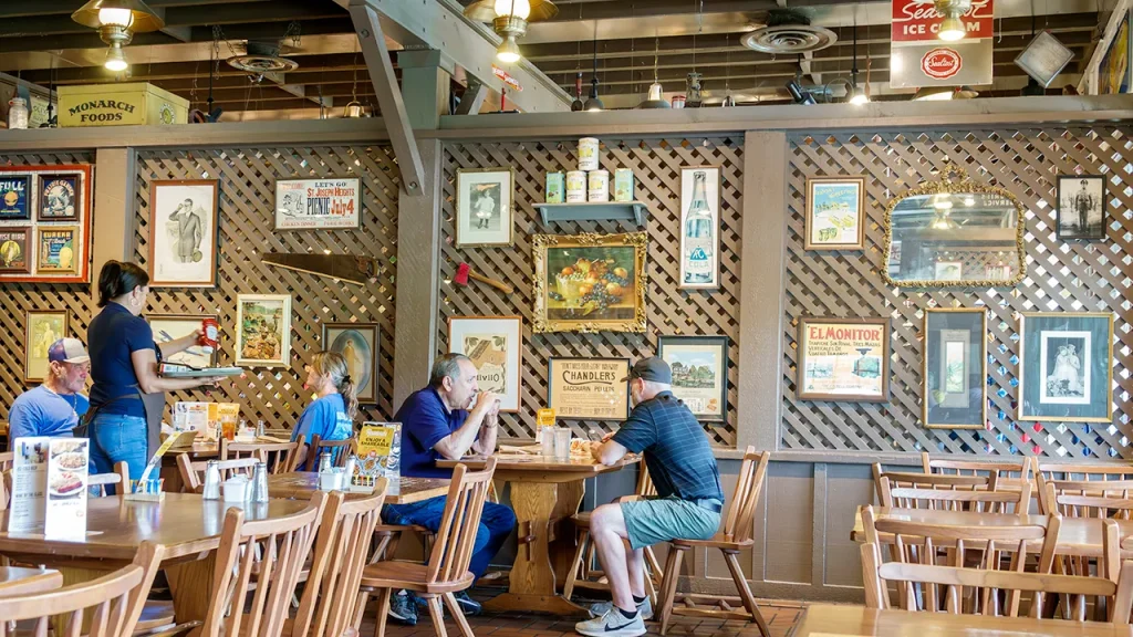 Após rejeição a reformulação visual, Cracker Barrel volta às origens, vende ativos e eleva projeção financeira