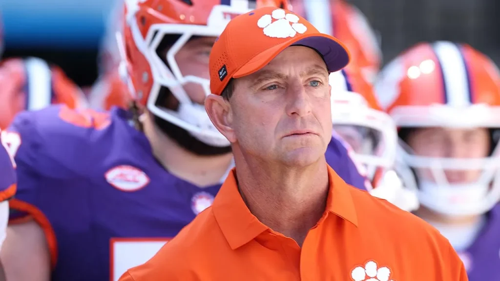 Dabo Swinney segue no comando de Clemson? Entenda o cenário do técnico após temporada decepcionante