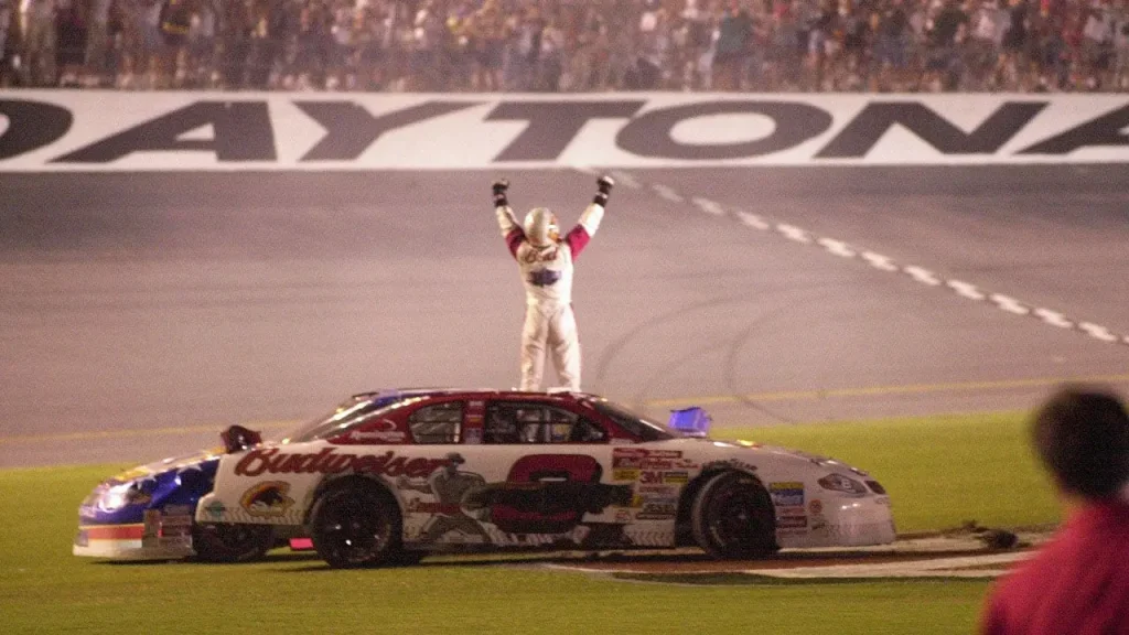 Há 25 anos, Dale Earnhardt Jr. reergueu a NASCAR em Daytona; agora, o esporte enfrenta nova dor com a morte de Kyle Busch