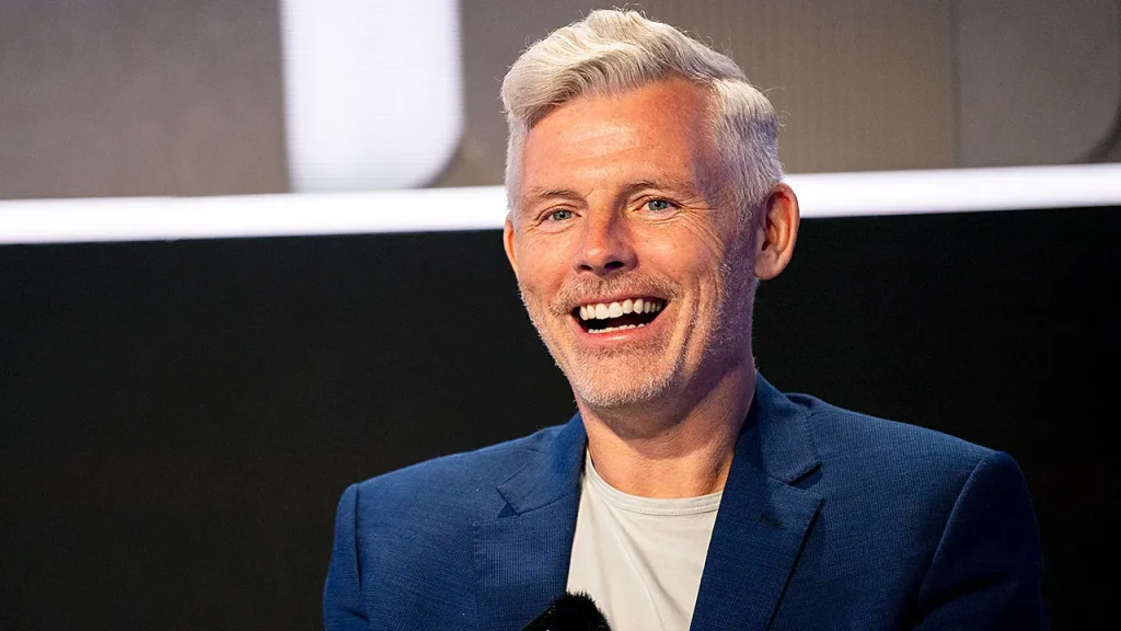 Des Bishop, o comediante de Queens que conquistou Irlanda e China, volta aos palcos dos EUA com especial no Hulu