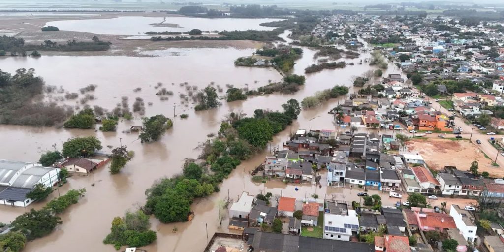 Defesa Civil emite alerta vermelho de tempestade no RS; risco de inundação é grande em três cidades