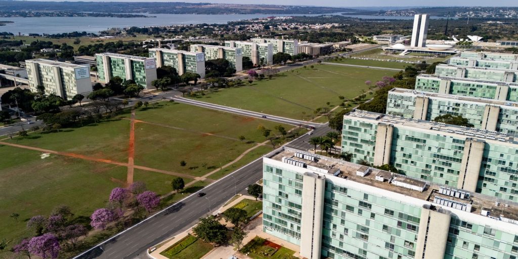 Governo nomeia 500 aprovados no CNU para cargos de carreira transversal