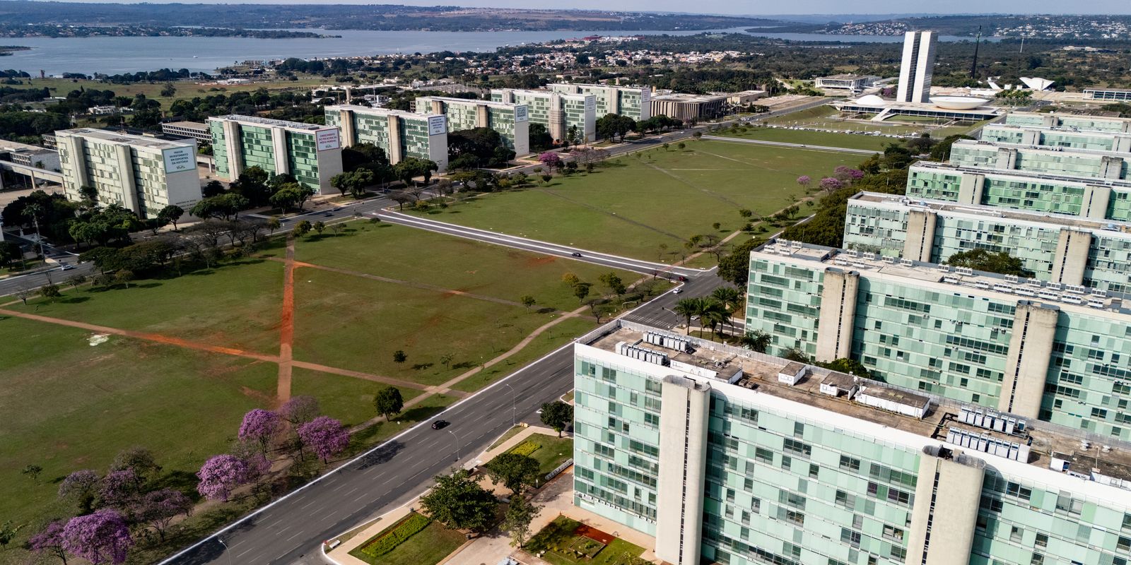 Governo nomeia 500 aprovados no CNU para cargos de carreira transversal