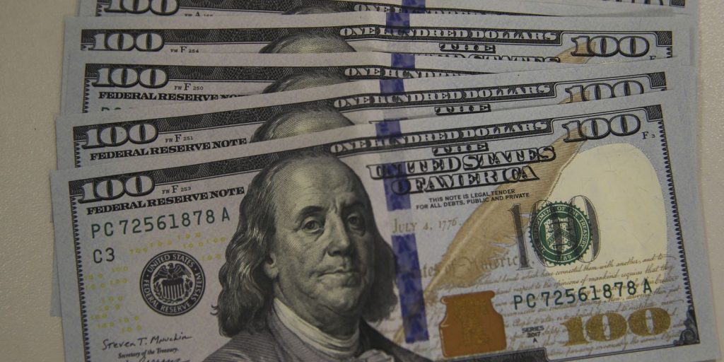 Dólar cai ao menor nível em três semanas, mas Ibovespa recua com cautela fiscal e eleitoral