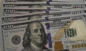 Dólar cai ao menor nível em três semanas, mas Ibovespa recua com cautela fiscal e eleitoral