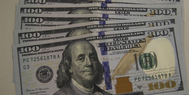 Dólar cai ao menor nível em três semanas, mas Ibovespa recua com cautela fiscal e eleitoral