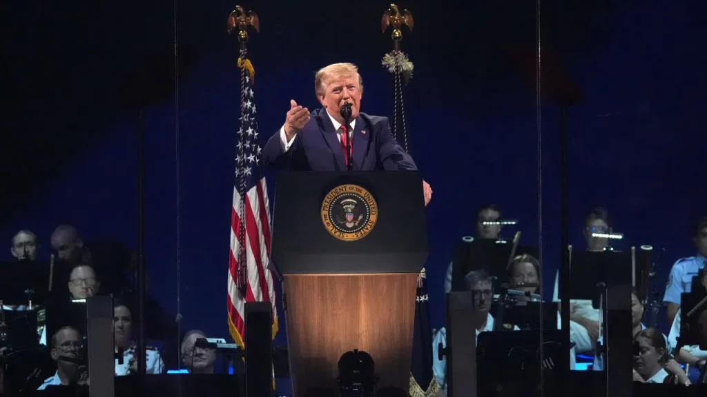 Trump discursa por 37 minutos no bicentenário dos EUA após tempestade; multidão reduzida de 375 mil para 150 mil