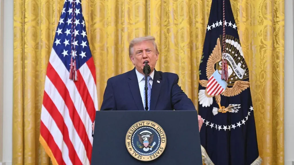 Trump culpa Canadá por fumaça de incêndios e sugere incluir custo em tarifas