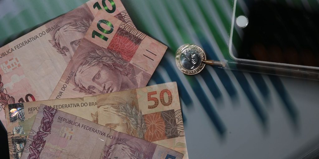 Atividade econômica brasileira tem leve alta de 0,1% em maio, puxada por indústria e serviços
