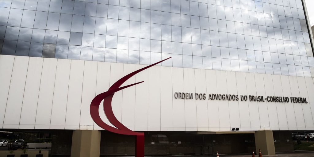 OAB recorre ao STF para garantir comunicação entre Flávio e Jair Bolsonaro após suspensão de visitas