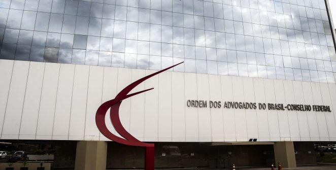 OAB recorre ao STF para garantir comunicação entre Flávio e Jair Bolsonaro após suspensão de visitas