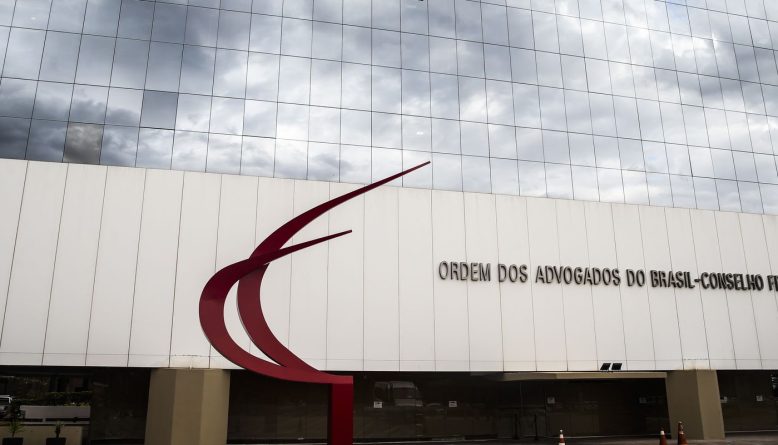 OAB recorre ao STF para garantir comunicação entre Flávio e Jair Bolsonaro após suspensão de visitas