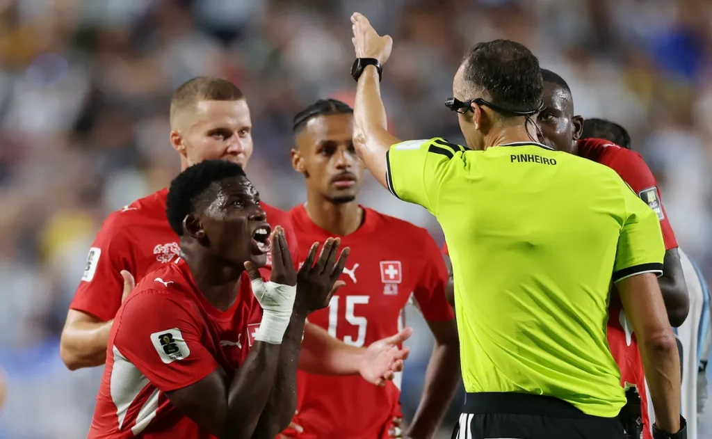 IFAB admite erro em expulsão de Breel Embolo na Copa de 2026 e explica falha na aplicação do VAR