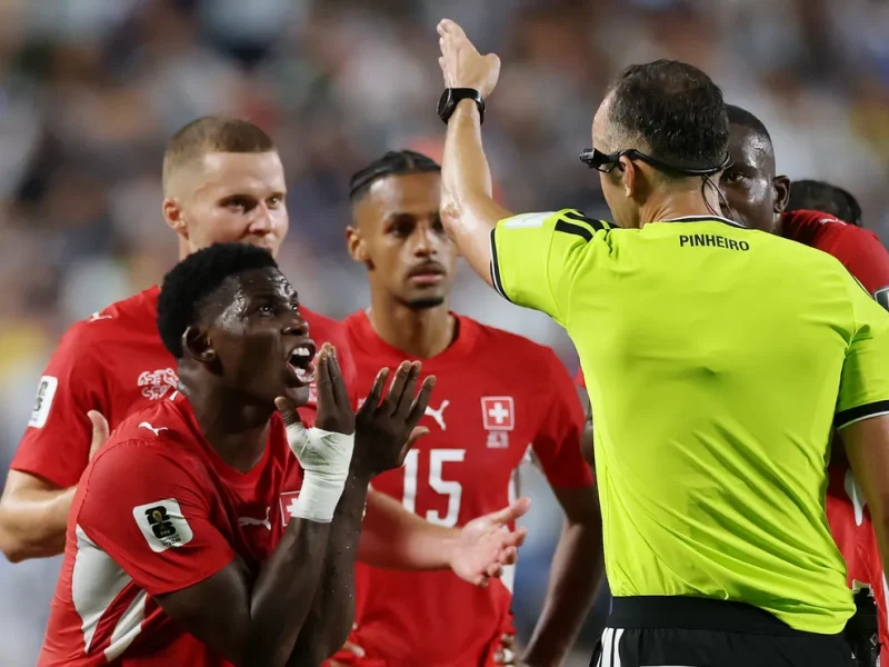 IFAB admite erro em expulsão de Breel Embolo na Copa de 2026 e explica falha na aplicação do VAR