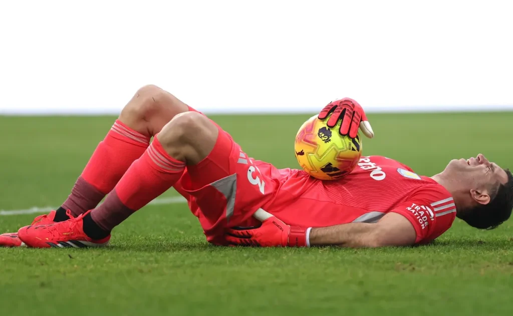 Premier League e competições inglesas testarão nova regra para coibir simulação de lesão de goleiros