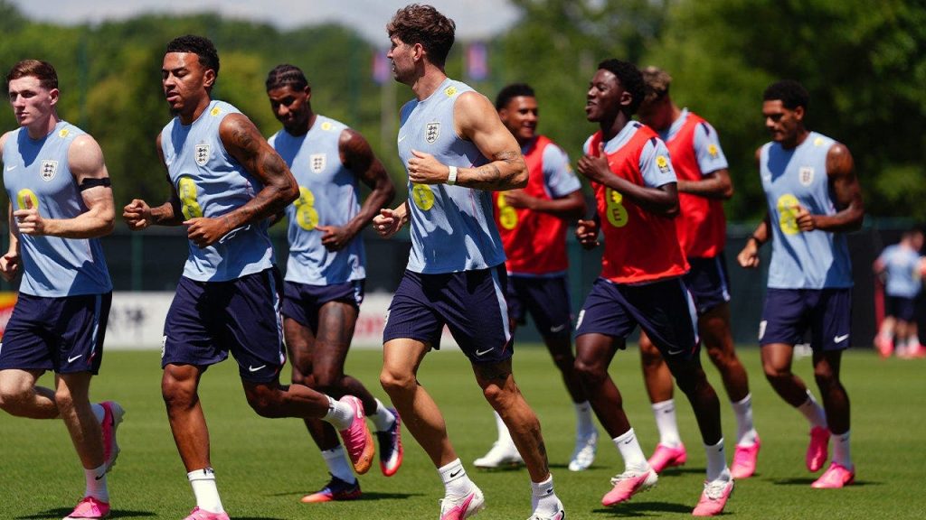 Seleção inglesa promove competição de saltos em piscina às vésperas de quartas da Copa; atleta já se machucou em comemoração