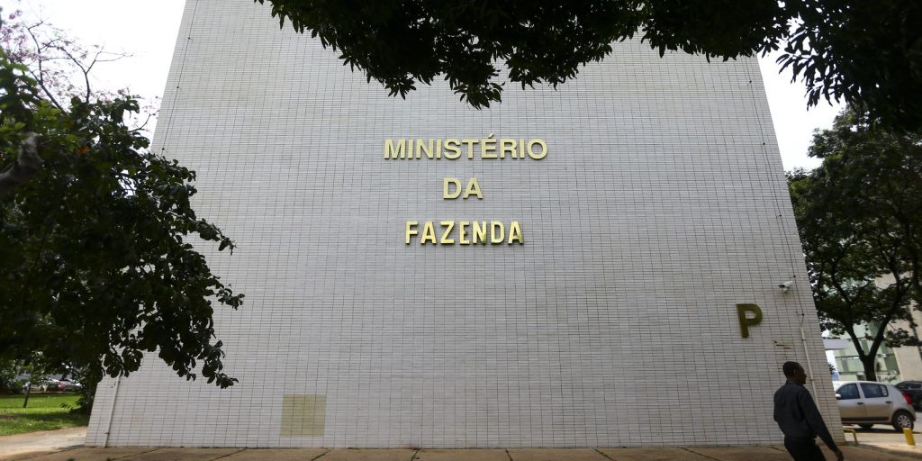 Governo vai ao STF contra PEC que cria aposentadoria especial para agentes de saúde
