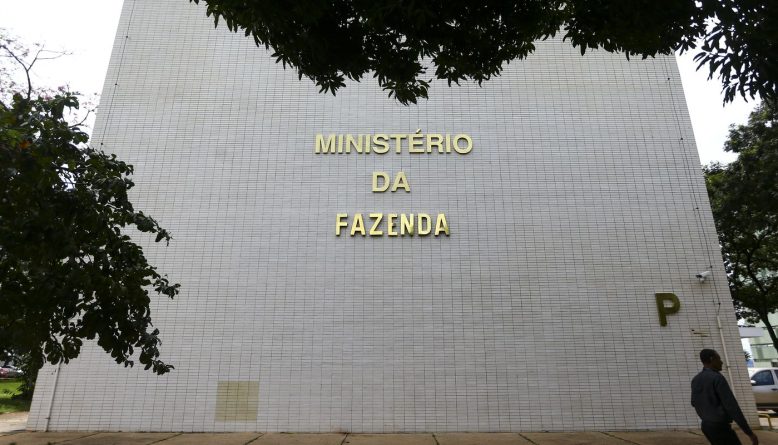 Governo vai ao STF contra PEC que cria aposentadoria especial para agentes de saúde